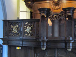Restauratie van het beeldhouwwerk van het orgel en de balustrade te Houtkerque